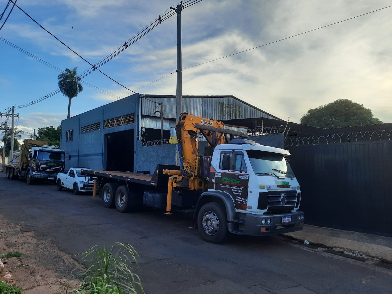 Frota DGS Munck na sede em Campo Grande — DGS Tornearia